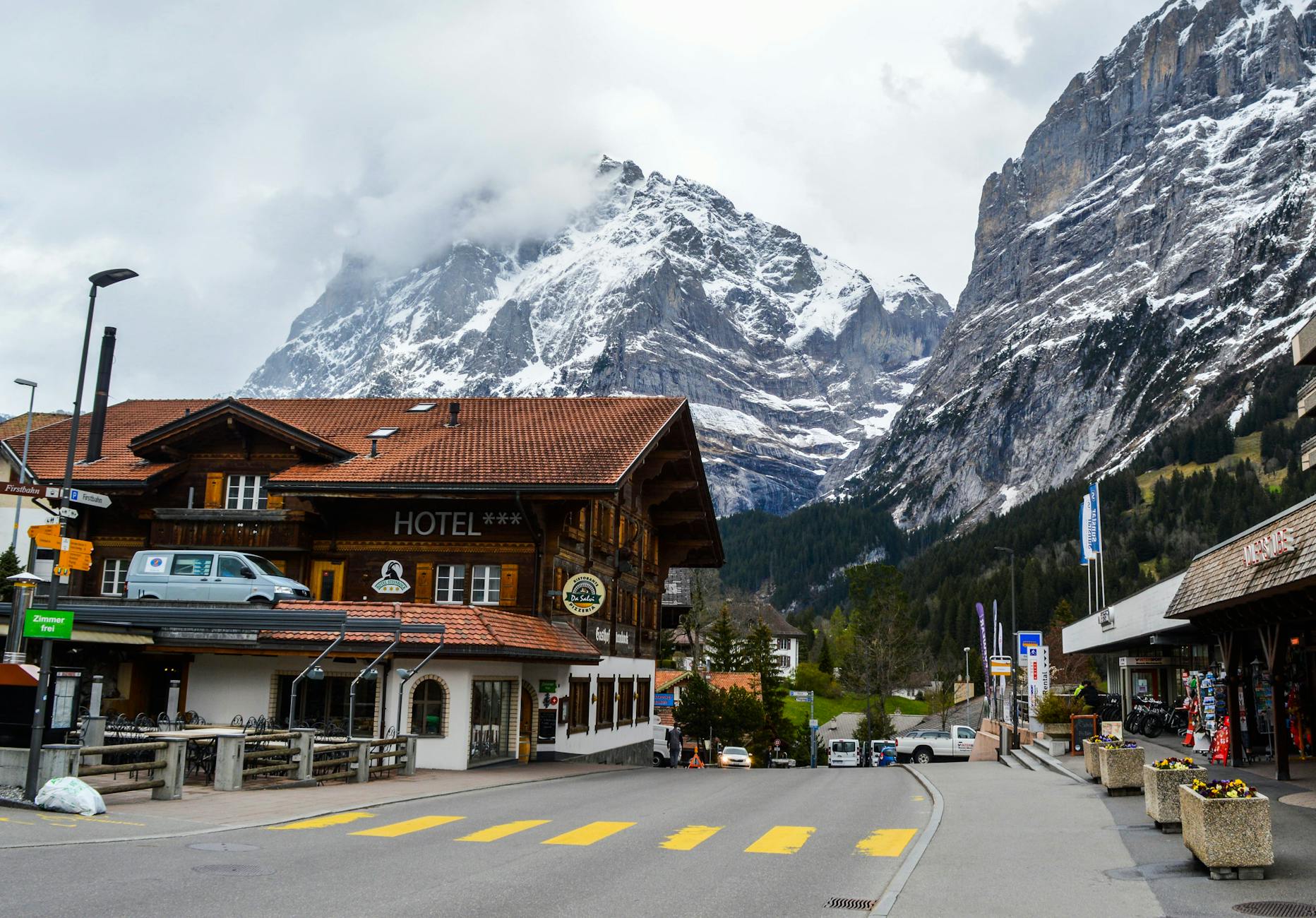 Modern hotel exterior typical of the Harrisburg West area near Roundtop-photo-by-pexels